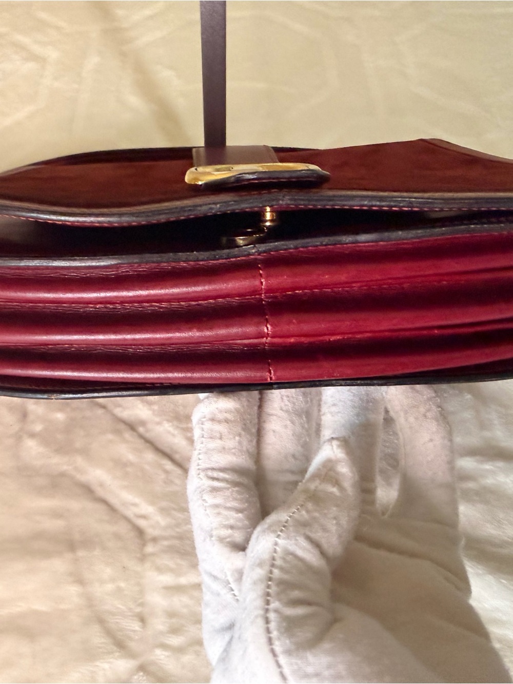 Gucci vintage Burgundy Suede Saddle Shoulder Bag with Gold Hardware - Picture 15 of 16